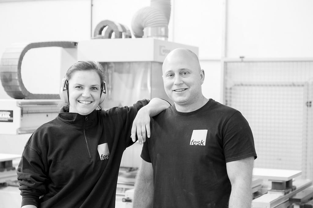 Fotografie Bergisch Gladbach - Zwei Mtarbeiter schauen in die Kamera