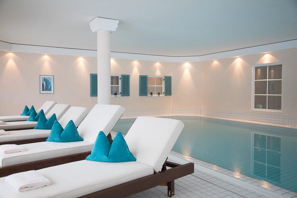 Schwimmbad mit Liegen - Reportage Fotografie eines Hotels