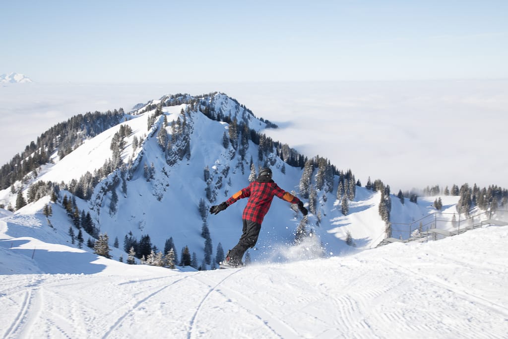 Reportage Fotografie für das Magazin Gartenträume. Ein Mann fährt den Berg hinunter Ski