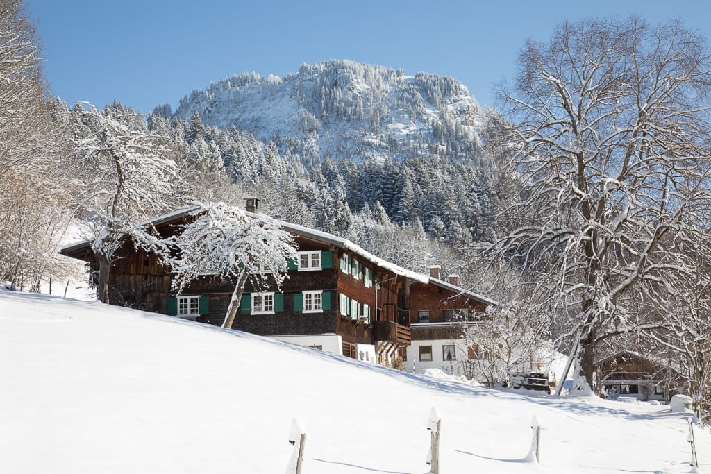 verschneite Landschaft mit einem Hotel - Reportage Fotografie in Garmisch Partenkirchen
