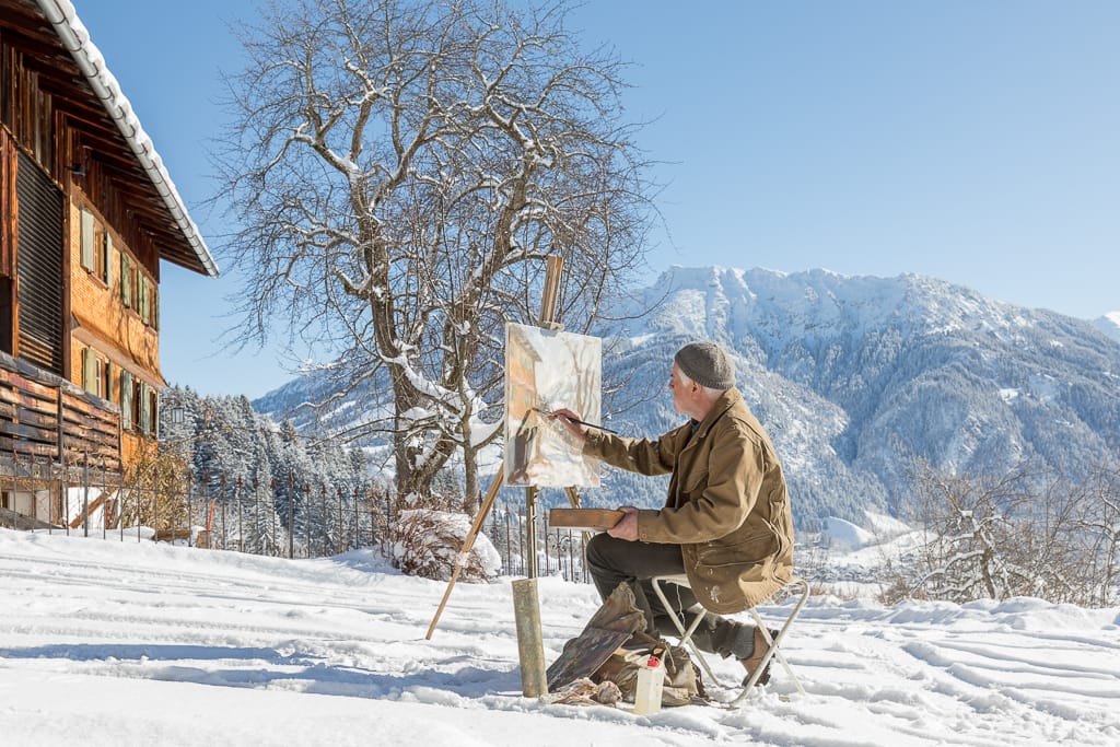 Ein Maler malt die Berge