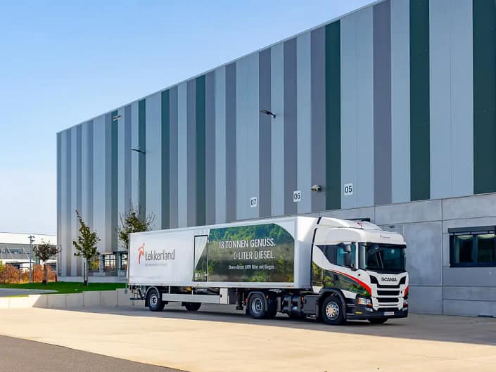 Ein Biogas LKW ist vor einem Lager fotografiert.