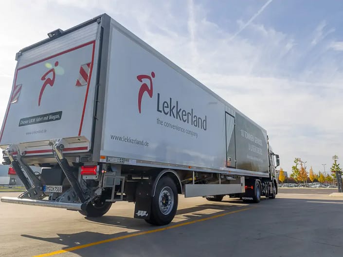 Ein Biogas LKW ist auf einem Platz von hinten fotografiert.