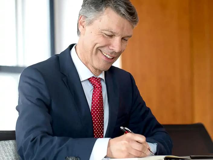 Businessporträt eines Mitarbeiters in Gummersbach, professionell fotografiert