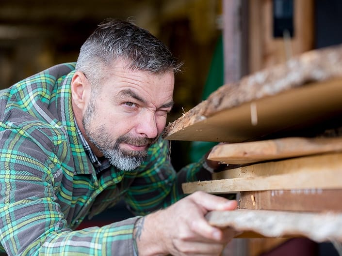 Tischler ist am Holz fotogrfiert